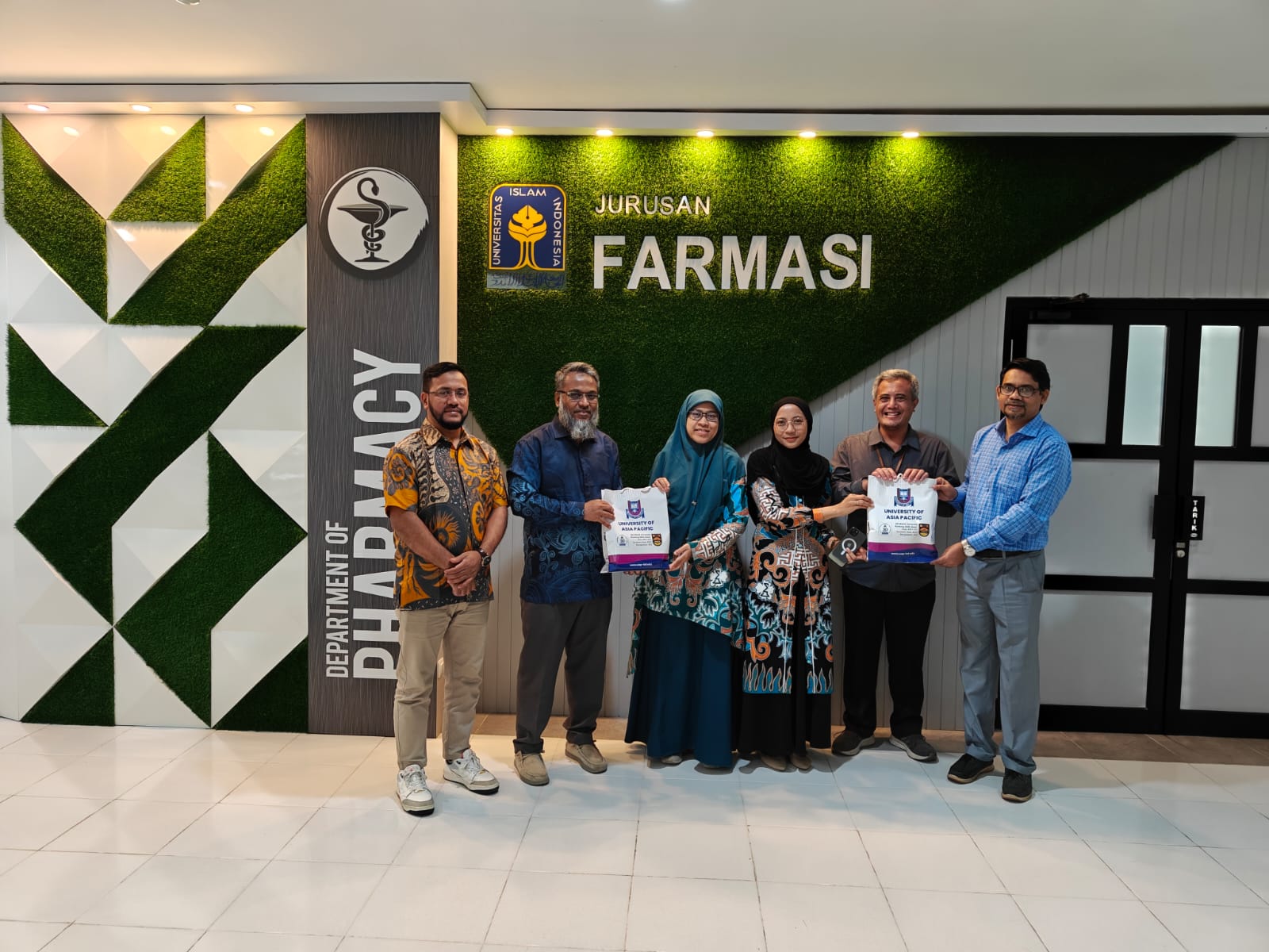 Pharmacy laboratory tour at UII