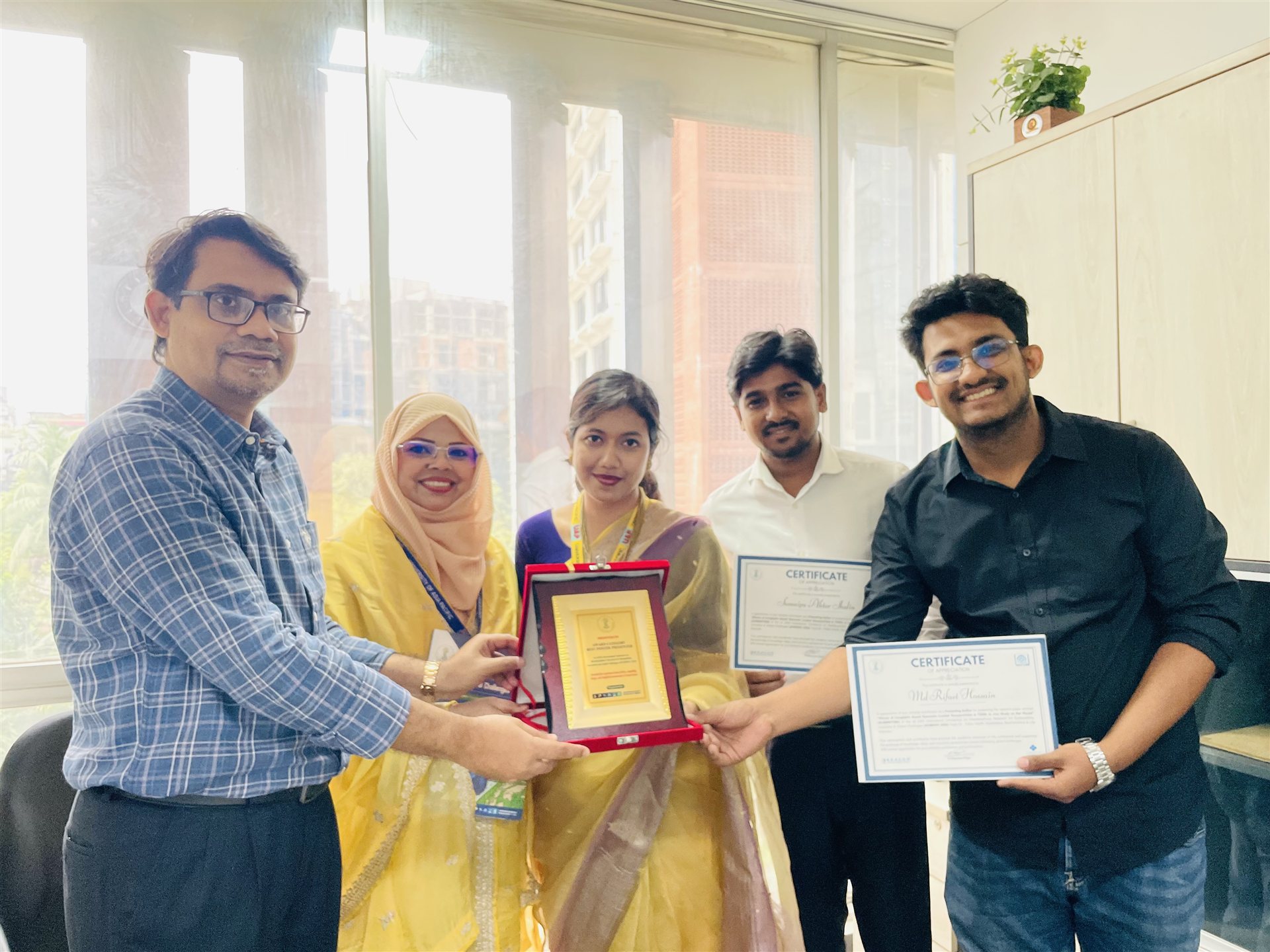 Prof. Dr. Irin Dewan with the award-winning team